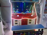une photo d'une borne d'arcade miniature dans une pièce