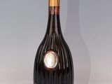 l'image d'une bouteille de vin posée sur une table