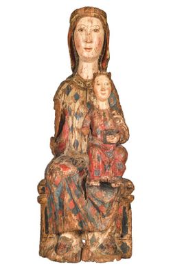 l'image d'une statue représentant une femme tenant un enfant dans ses bras