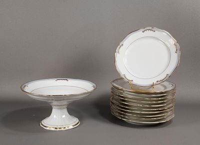 beaucoup d'assiettes empilées les unes sur les autres