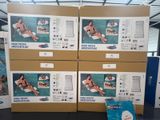 plusieurs images représentant une femme en bikini assise sur une planche de surf