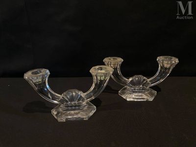 deux bougeoirs en verre transparent posés sur une table noire