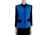 un mannequin vêtu d'une veste bleue et d'une jupe noire