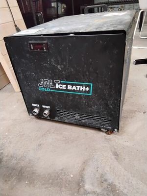 une machine à bain de glace noire posée au sol