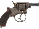 un gros plan d'un pistolet sur un fond blanc avec un fond blanc