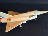une maquette d'avion de chasse posée sur une surface noire
