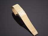 une image représentant une montre-bracelet posée sur une surface noire