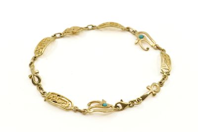 gros plan d'un bracelet en or sur fond blanc