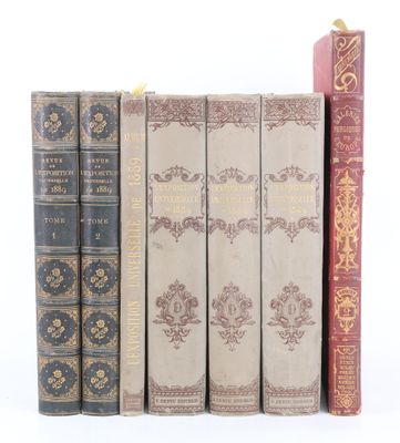 trois vieux livres sont alignés les uns à côté des autres sur une étagère