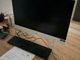 un écran d'ordinateur posé sur un bureau avec un clavier et une souris