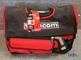 un sac rouge et noir orné d'un logo noir et blanc