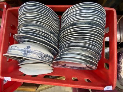 beaucoup d'assiettes dans un panier rouge posé sur la table