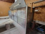 une photo d'un coin cuisine avec une cuisinière et des placards