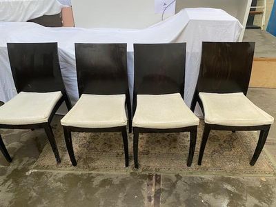 quatre chaises de salle à manger noires et blanches placées les unes à côté des autres