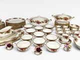 une photo d'un ensemble de plats et de tasses en porcelaine