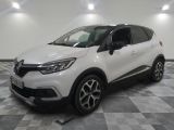 la voiture blanche est garée sur un sol en damier dans le garage