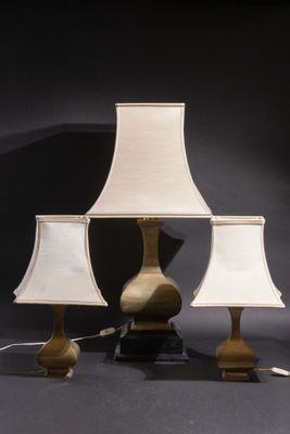 Lampe à poser en laiton doré, le fût en vase de section quadrangulaire - Photo 1
