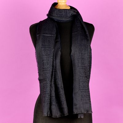 une écharpe noire sur un mannequin, un mannequin, un mannequin, un mannequin, un mannequin, un mannequin, un mannequin, un mannequin, un mannequin