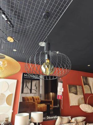 une pièce contenant beaucoup de meubles