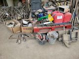 un tas de bric-à-brac posé par terre à côté d'un tas d'outils