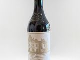 la bouteille de vin rouge est posée sur une surface blanche