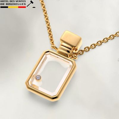 collier plaqué or orné d'un pendentif en verre de forme carrée serti d'un diamant
