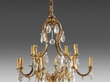 un lustre ancien en laiton et cristal