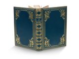 un livre ouvert, à la couverture bleue, posé sur une surface blanche