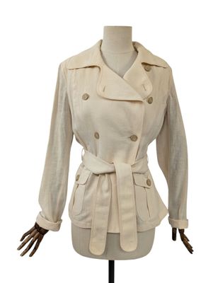 un trench-coat beige sur une tête de mannequin