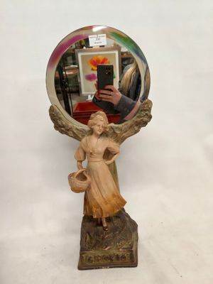 Miroir de table à décor en ronde-bosse d'une femme au panier…