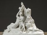 sculpture représentant un groupe de personnes assises sur un socle blanc