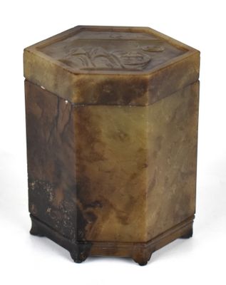 une boîte ancienne en bois dont le couvercle est orné d'un motif sculpté