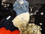 une pile de vêtements posée sur une table