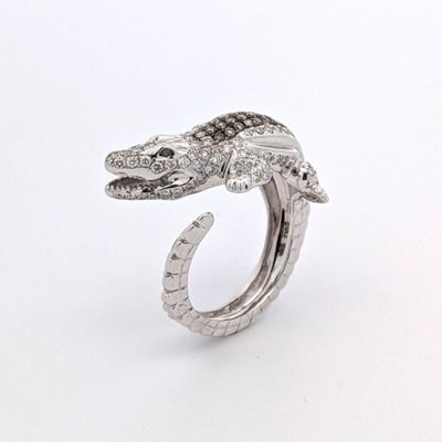 une image représentant une bague en argent sur laquelle figure un lézard vu de profil