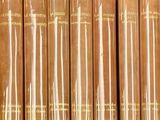 plusieurs livres sont empilés sur une étagère