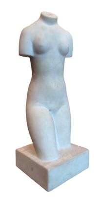 sculpture représentant un torse féminin posé sur un socle en marbre, sur fond blanc