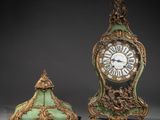 deux horloges vertes et dorées posées l'une à côté de l'autre sur une surface grise