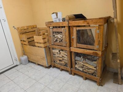 plusieurs caisses en bois empilées les unes sur les autres dans une pièce