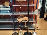une lampe posée sur une étagère dans une pièce