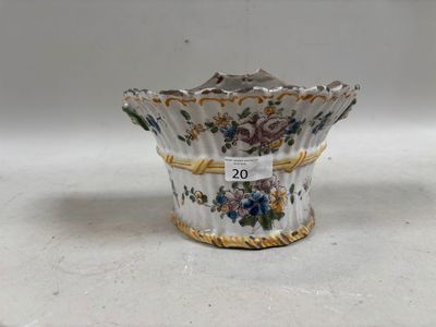 un petit vase sur lequel figure un numéro