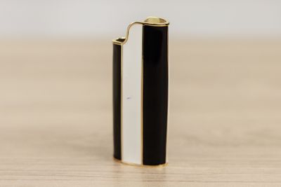 un briquet noir et blanc posé sur une table en bois