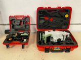 deux outils dans un coffret rouge posé sur une table