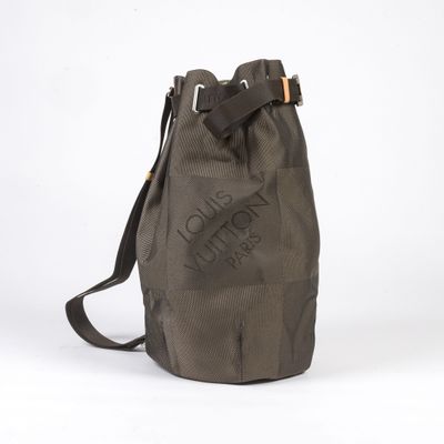 un sac gris avec une poignée marron et une bandoulière noire
