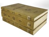 trois livres empilés sur une surface blanche