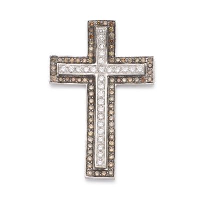 un pendentif en forme de croix, orné de diamants blancs et bruns, sur fond blanc