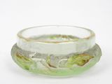 un bol en verre orné d'un motif de feuilles à l'intérieur