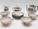 cinq tasses et une théière sur la table