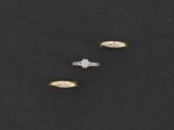 trois bagues en or et diamants sur un fond noir