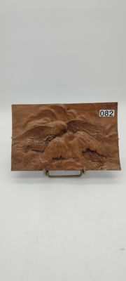 un gros plan d'un morceau de bois posé sur une surface blanche