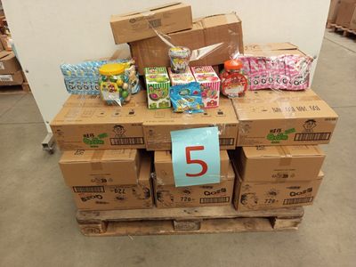 une pile de cartons sur laquelle est posé un numéro 5